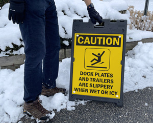 Slippery dock sign