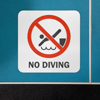 Sign prohibiting diving in the pool